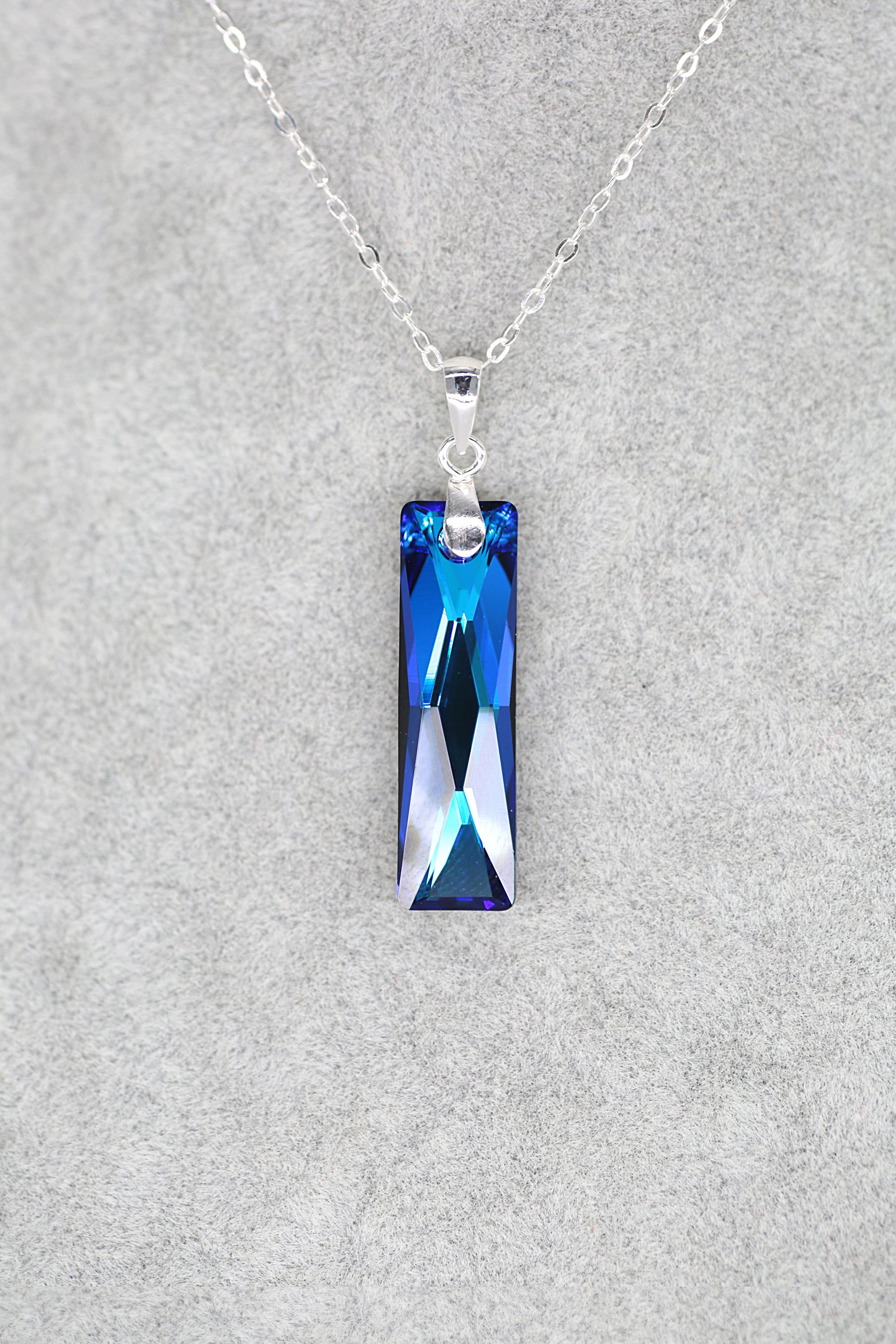 Queen Baguette Pendant - Mini